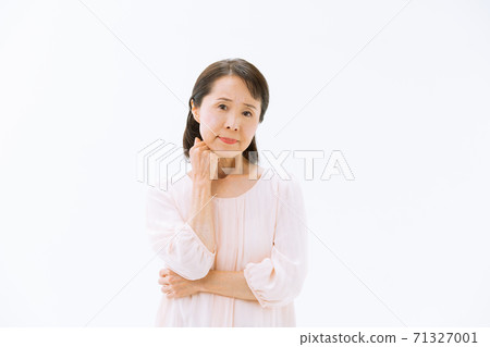 資深女性擔心思考 71327001