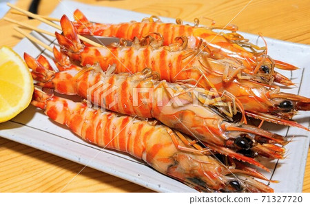 Grilled prawns with salt Grilled prawns with salt 71327720
