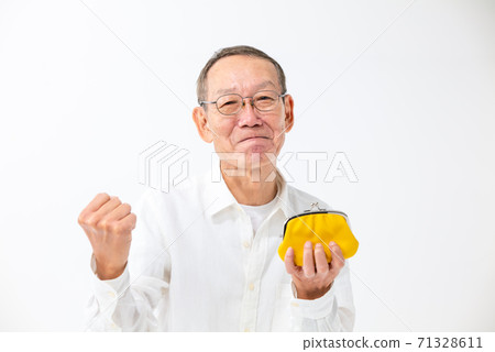 老人拿著錢包，做膽量的姿勢 71328611