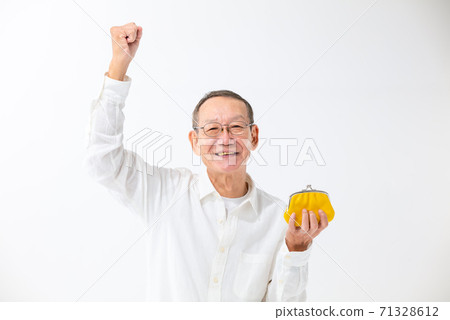 老人拿著錢包，做膽量的姿勢 71328612