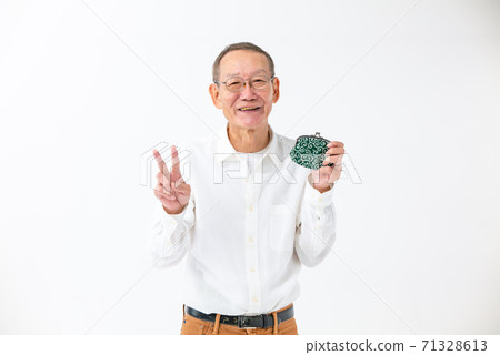 老人拿著錢包，做一塊 71328613