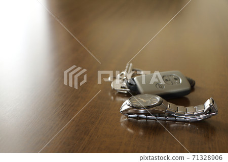Corona's commuting clock and keys 71328906