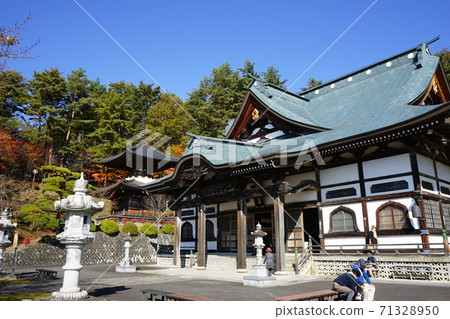 Fukusenji Temple in autumn has wonderful autumn colors, the main hall 71328950