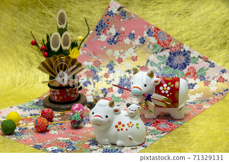 新年的十二生肖牛和抱著殘骸的父母和孩子牛雕像 新年的十二生肖牛和抱著殘骸的父母和孩子牛雕像 71329131