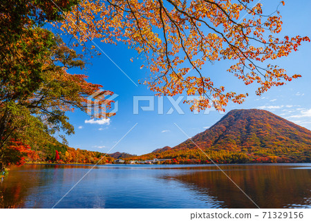 <Gunma Prefecture> Lake Haruna and Lake Haruna in autumn 71329156
