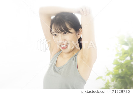 一個女人伸展著微笑 71329720
