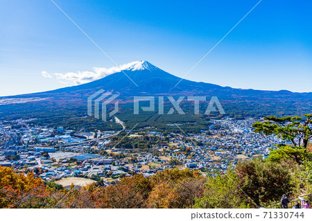 (Yamanashi Prefecture) Mt. Fuji seen from Kawaguchiko Tenjozan Park 71330744