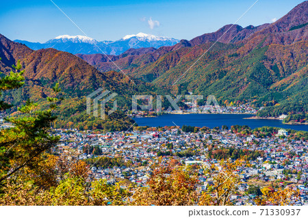(Yamanashi Prefecture) View of Kawaguchiko Town and the Southern Alps from Tenjozan Park 71330937