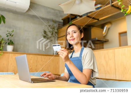 使用卡的女人 71330959