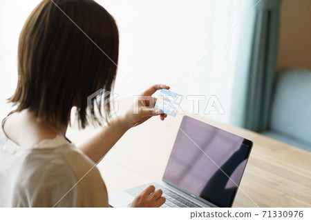 使用卡的女人 71330976