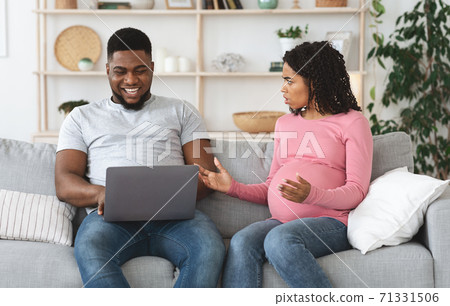 Pregnant woman fighting with her husband at home Pregnant woman fighting with her husband at home 71331506