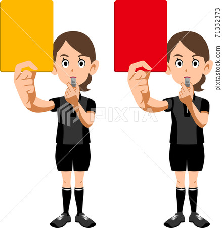 顯示紅牌和黃牌的足球裁判員女人 71332373