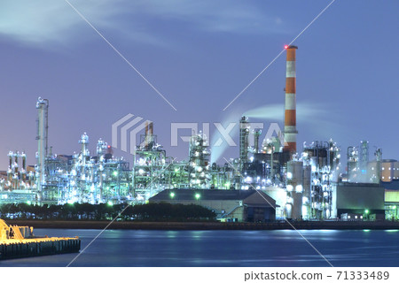 從川崎千鳥町的運河上眺望工廠的夜景 71333489
