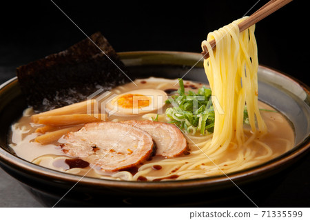 醬油和豬肉拉麵 71335599