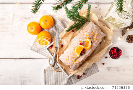 Christmas orange cake with cranberries and sugar icing Christmas orange cake with cranberries and sugar icing 71336326