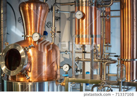 Copper vacuum still for distillation performed under reduced pressure for gin production Copper vacuum still for distillation performed under reduced pressure for gin production 71337108