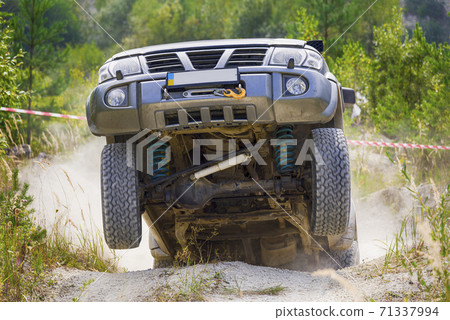 Off-road vehicle brand overcomes the track 71337994