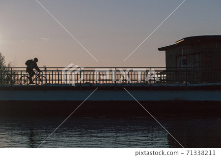 一個人在夕陽下騎自行車 一個人在夕陽下騎自行車 71338211
