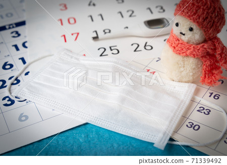 Winter infection control with mask, influenza prevention, new coronavirus control, simultaneous epidemic, health management 71339492