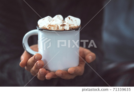 Close-up of a white mug with hot chocolate and marshmallow Close-up of a white mug with hot chocolate and marshmallow 71339635