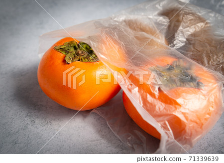 塑料袋中的柿子和奇異果保鮮袋和半透明水果袋 71339639