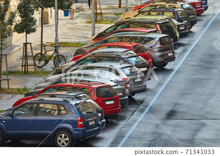Cars parked ion a street 71341033