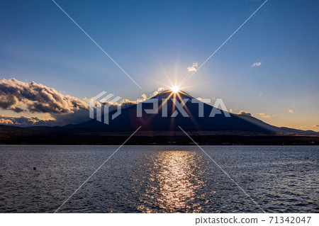 (Yamanashi Prefecture) Diamond Fuji in Yamanakako 71342047