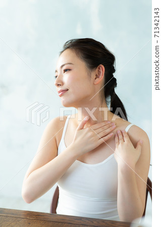 美麗的女人做皮膚護理 美麗的女人做皮膚護理 71342143