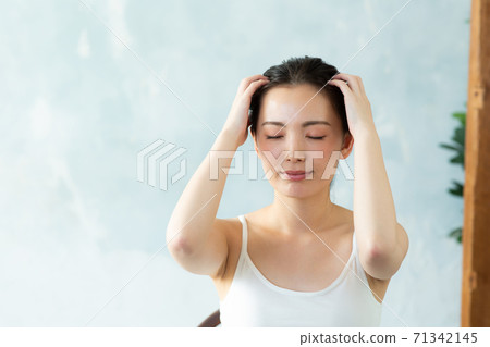 美麗的女人做皮膚護理 美麗的女人做皮膚護理 71342145