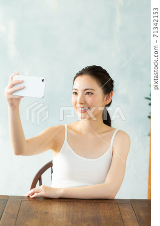 美麗的女人做皮膚護理 71342153
