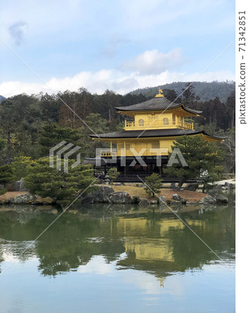 inkaku-ji, the Golden Pavilion,  temple in Kyoto, Japn 71342851