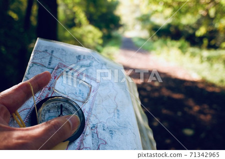 徒步旅行者用定向磁針檢查方向 71342965