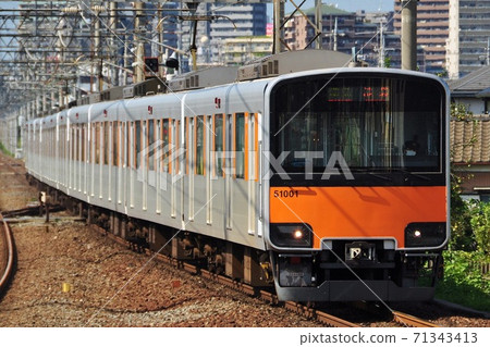 Semi-express train (50000 series) entering Shingashi Station on the Tobu-Tojo Line 71343413