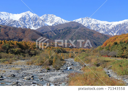 白馬之秋:從白馬大橋看白雪皚皚的白馬山 白馬之秋:從白馬大橋看白雪皚皚的白馬山 71343558