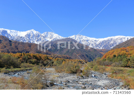 白馬之秋:從白馬大橋看白雪皚皚的白馬山 白馬之秋:從白馬大橋看白雪皚皚的白馬山 71343560