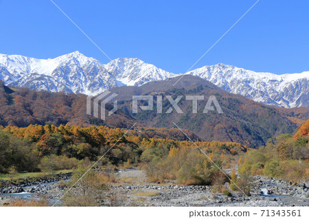 白馬之秋 從白馬大橋看白雪皚皚的白馬山 照片素材 圖片 圖庫