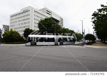 Portram, which runs north of Toyama Station Portram, which runs north of Toyama Station 71343793