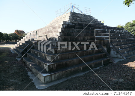 Pyramid of green park 71344147