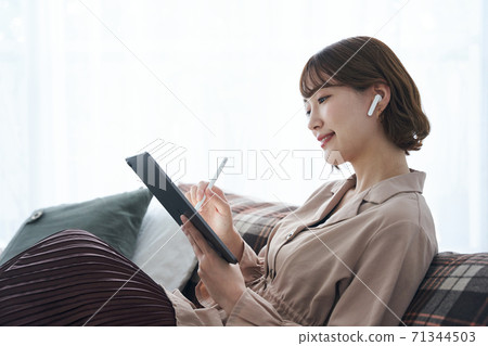 Creator apparel brand designer fashion freelance editor working woman 71344503