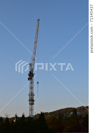 Tower crane to start the day Tower crane to start the day 71345437