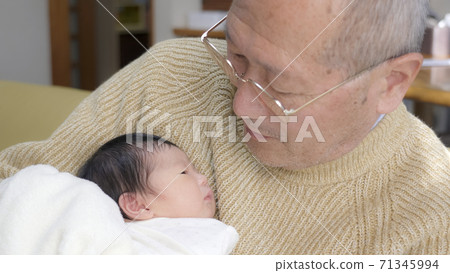 嬰兒和祖父 嬰兒和祖父 71345994