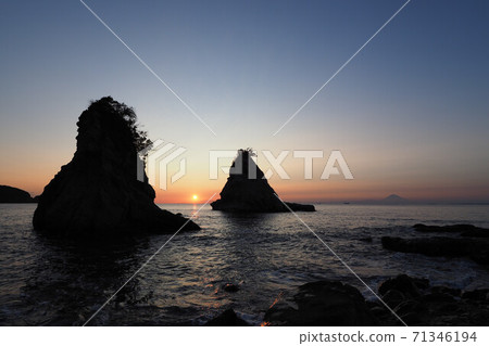 Tomiura Coast Hokkezaki Promenade Sea and Sunset Scenery of the setting sun 71346194