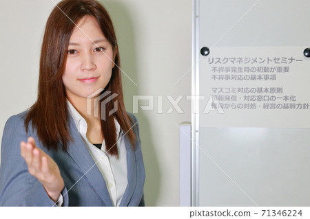 Online seminar for companies_Female lecturer asking participants Online seminar for companies_Female lecturer asking participants 71346224