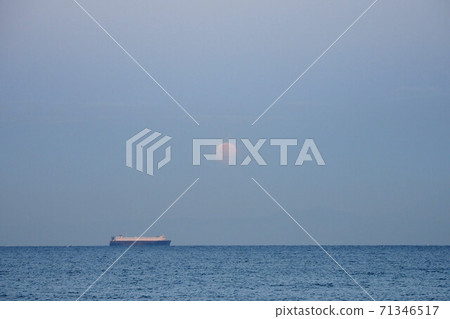 Tomiura Coast Hokkezaki Promenade Sea and Moon Full moon set in the sea Tomiura Coast Hokkezaki Promenade Sea and Moon Full moon set in the sea 71346517