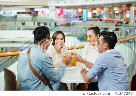 Friends resting in cafe 71347246