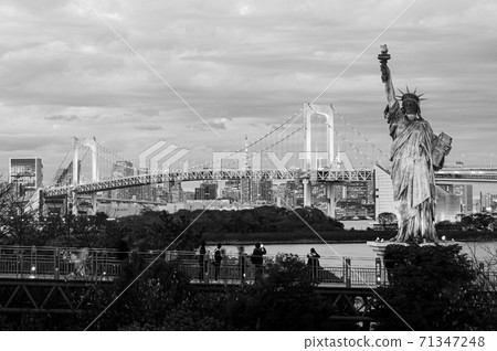 Odaiba Rainbow bridge and statue of Liberty with Tokyo bay view at night Odaiba Rainbow bridge and statue of Liberty with Tokyo bay view at night 71347248