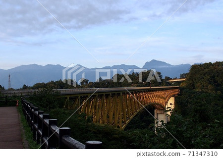 從八岳高原高原到山梨縣北森市南阿爾卑斯山 從八岳高原高原到山梨縣北森市南阿爾卑斯山 71347310