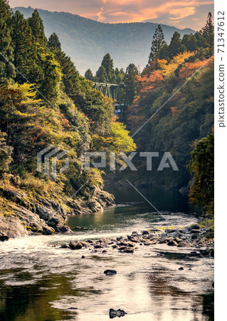Tarumi鐵路和Neo River(暖色) Tarumi鐵路和Neo River(暖色) 71347612