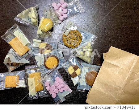 Paper bags or small sweets that came out Paper bags or small sweets that came out 71349415