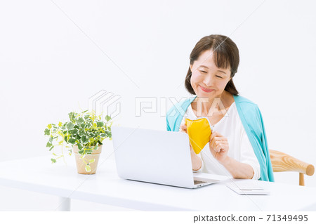 Smile woman laptop wallet 71349495